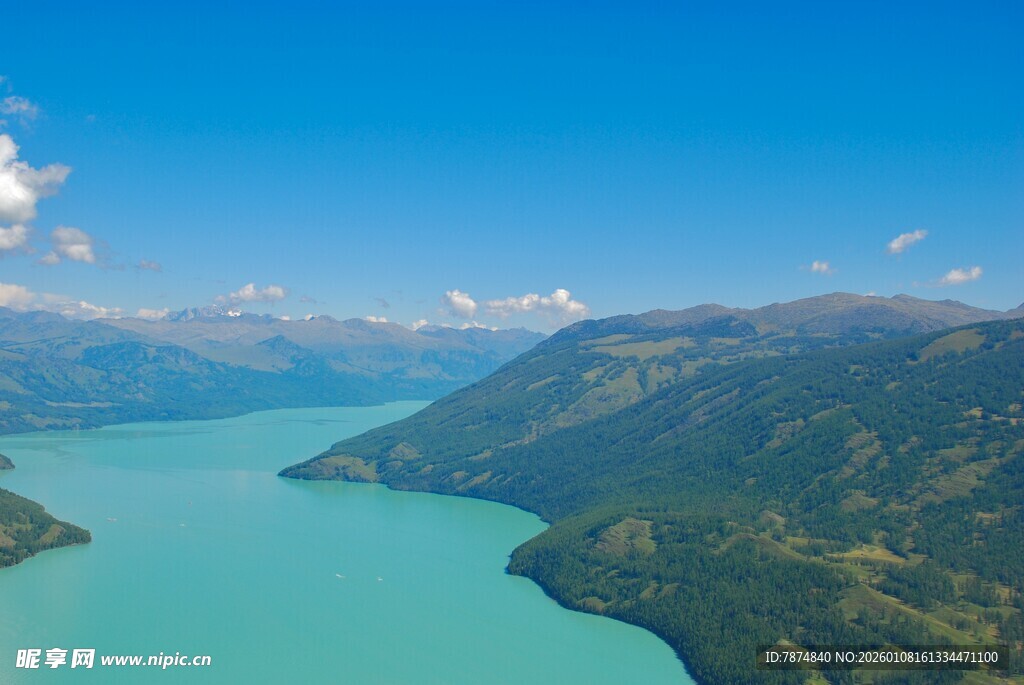 美丽湖景与山峦风光