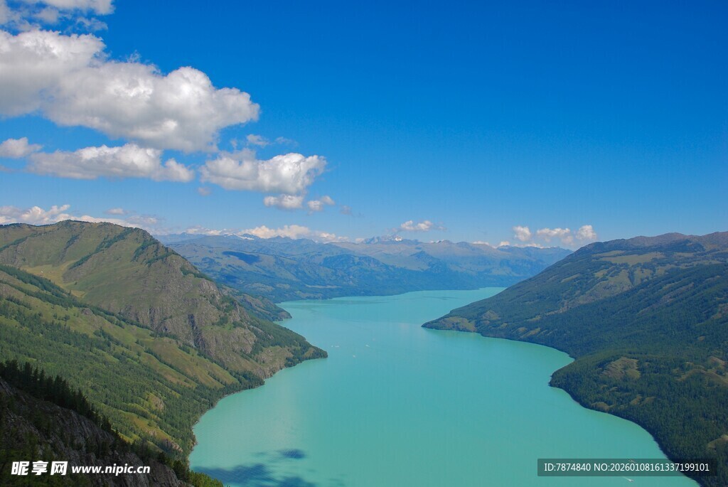 高山间的碧蓝色秀丽湖泊