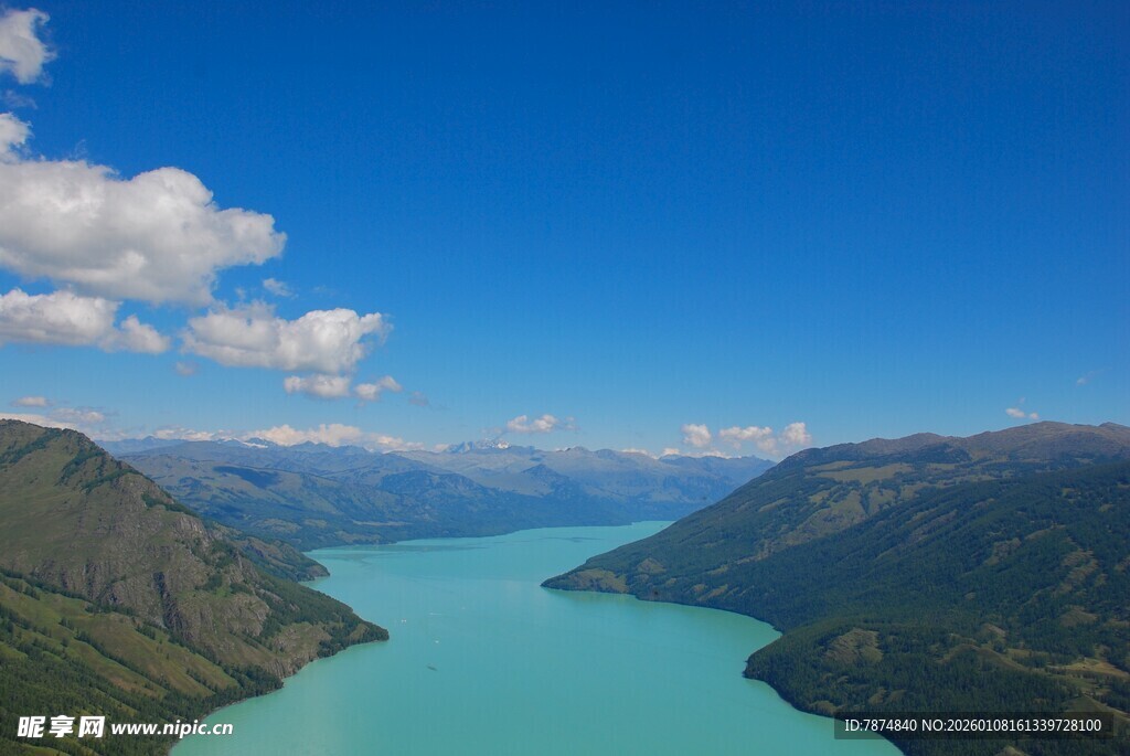 高山环抱的碧绿湖泊