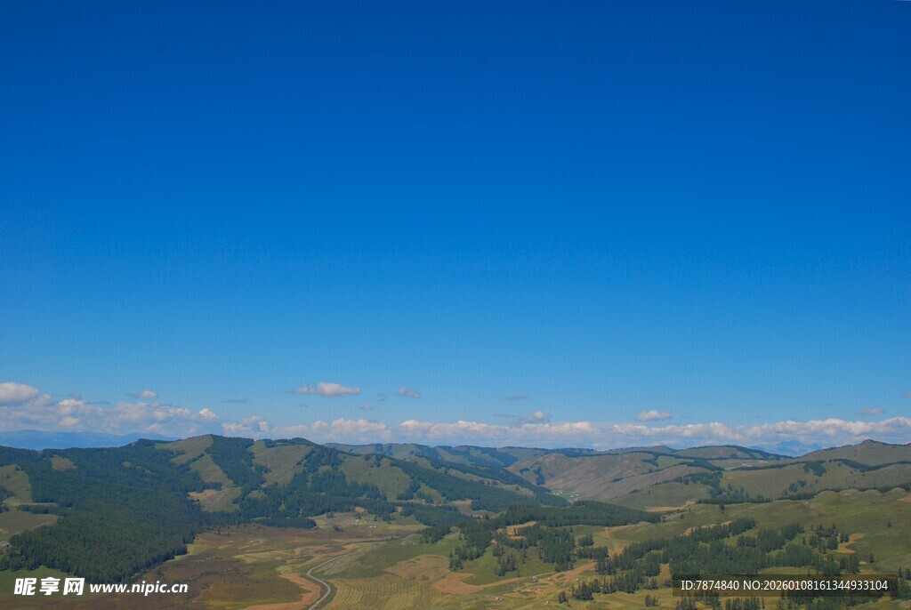 蓝天之下的连绵山峦