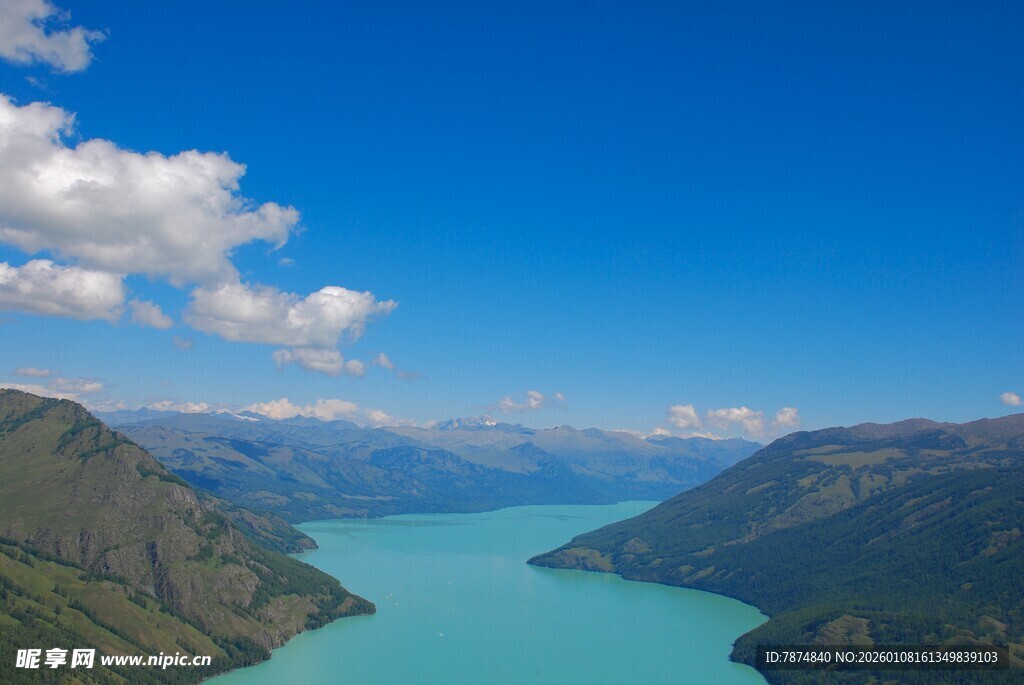 壮丽山水间的迷人蓝湖