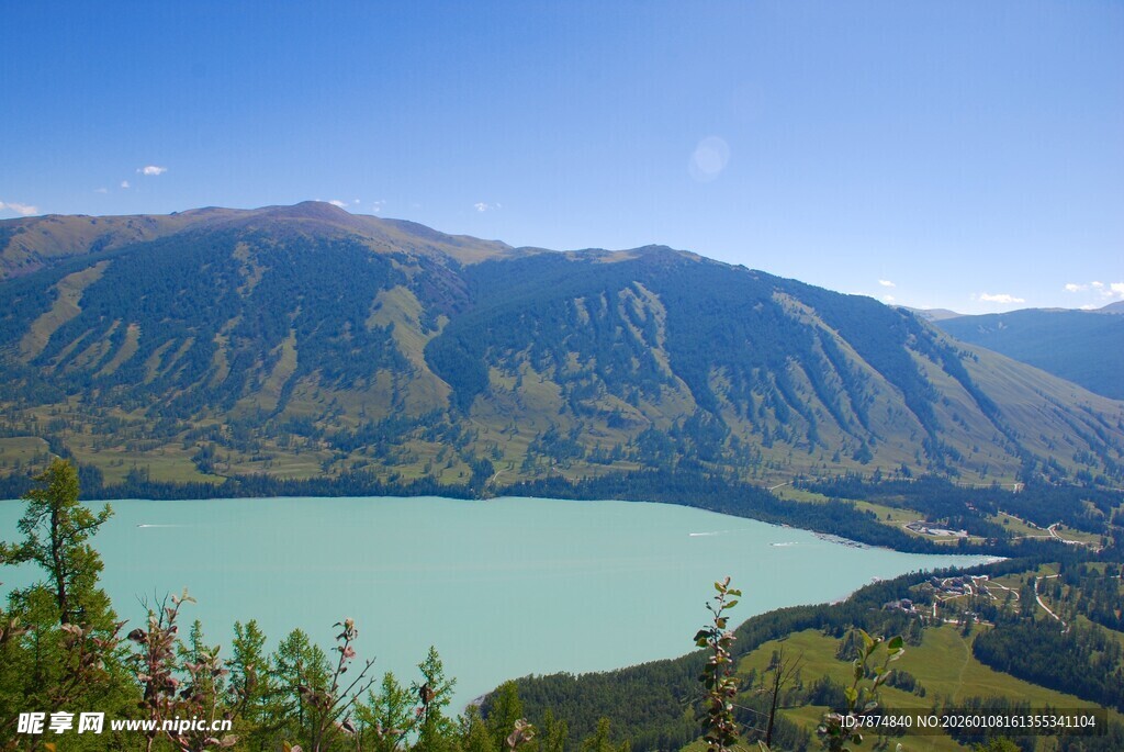 高山环抱的碧绿湖泊