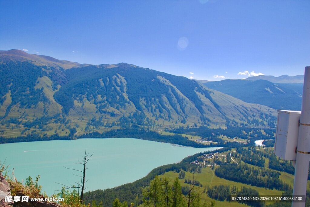 高山湖畔壮丽风光