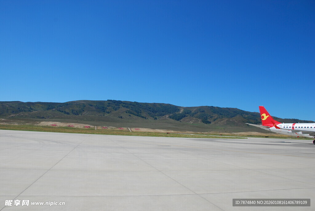 机场停机坪上的飞机