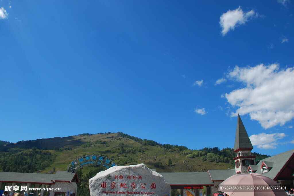 小镇风光下的独特建筑