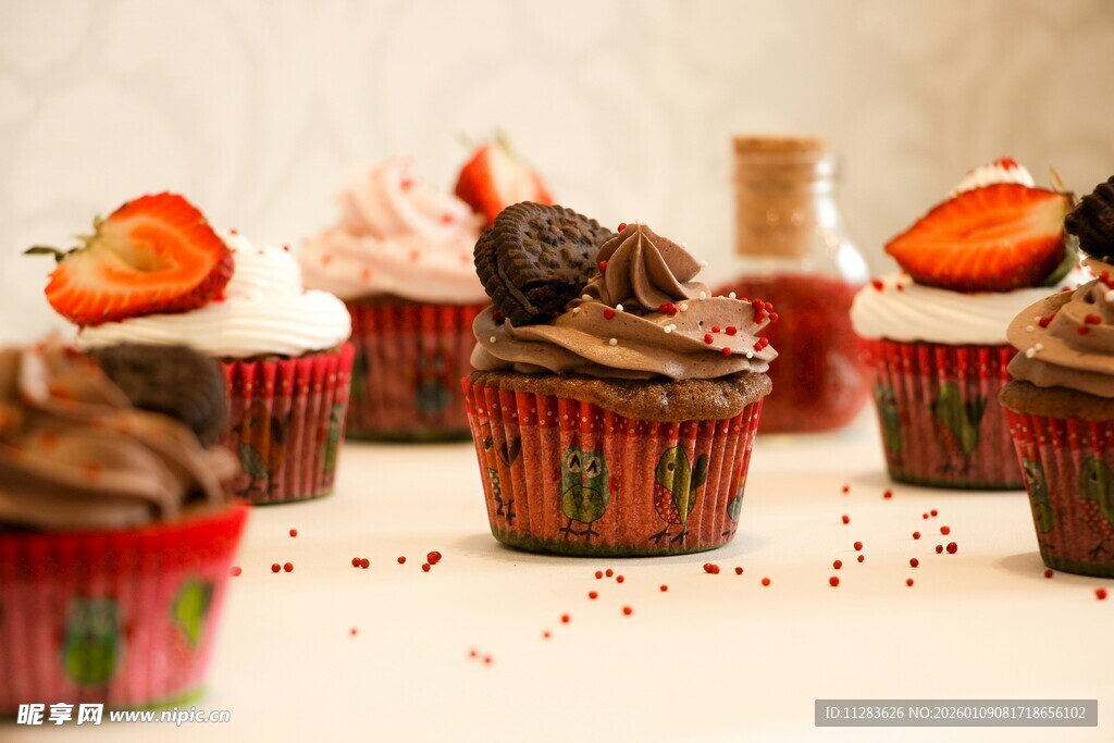 美味纸杯蛋糕排列展示