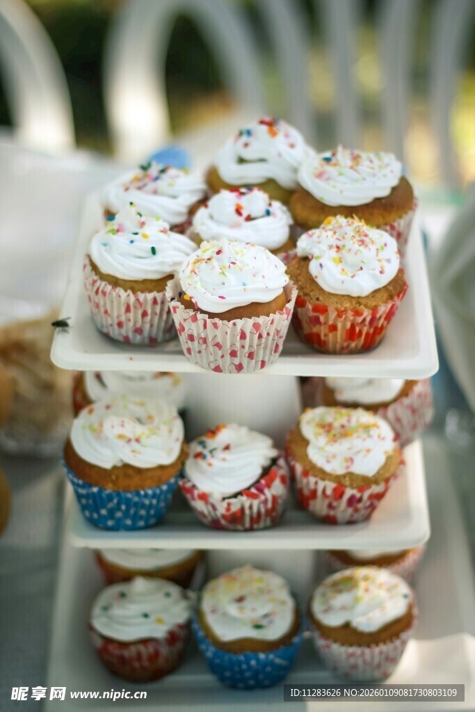 多彩纸杯蛋糕堆叠展示