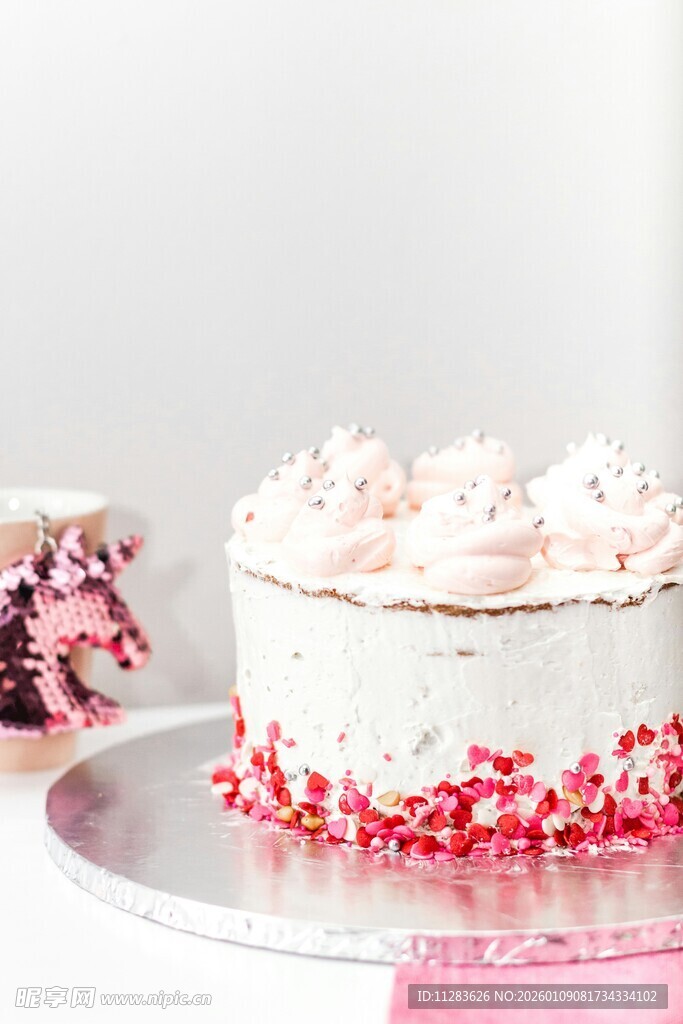 粉色装饰的美味奶油蛋糕