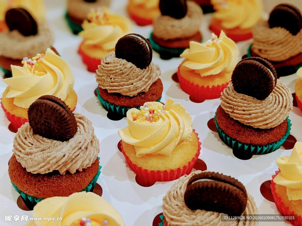 美味多彩纸杯蛋糕诱人呈现