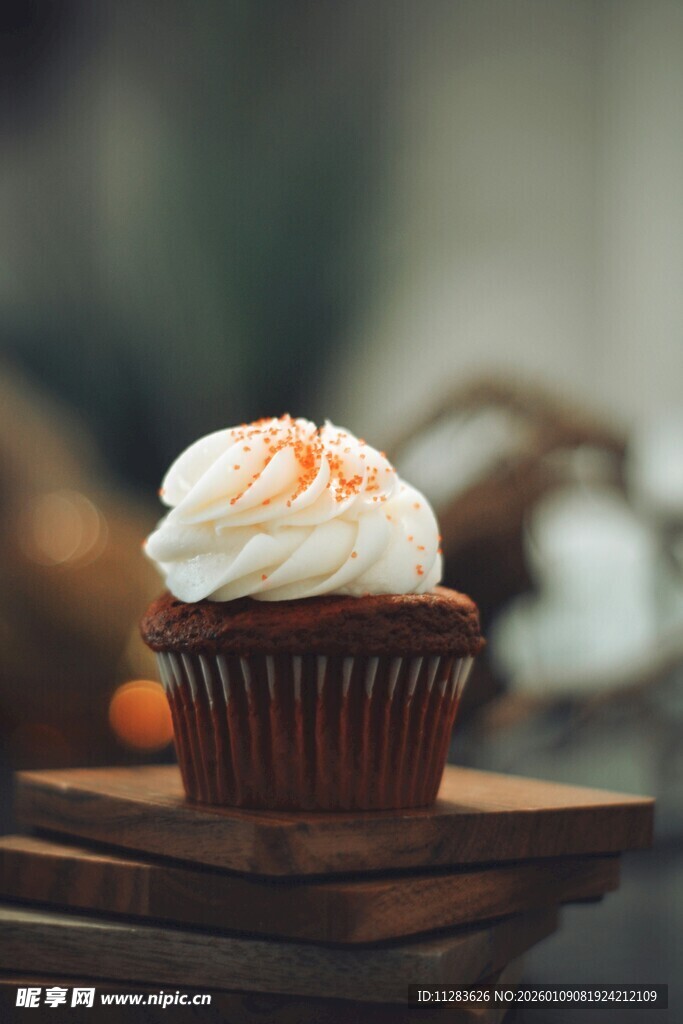美味纸杯蛋糕置于木架上