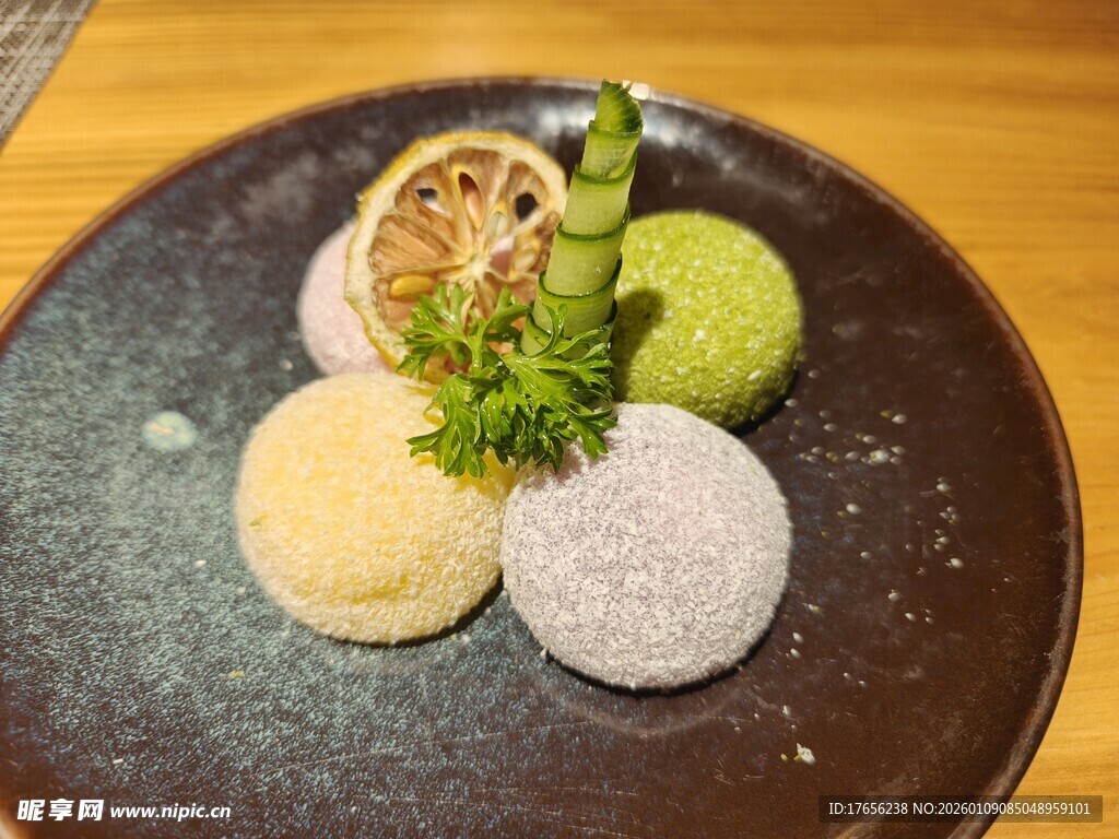 三色美味甜点拼盘