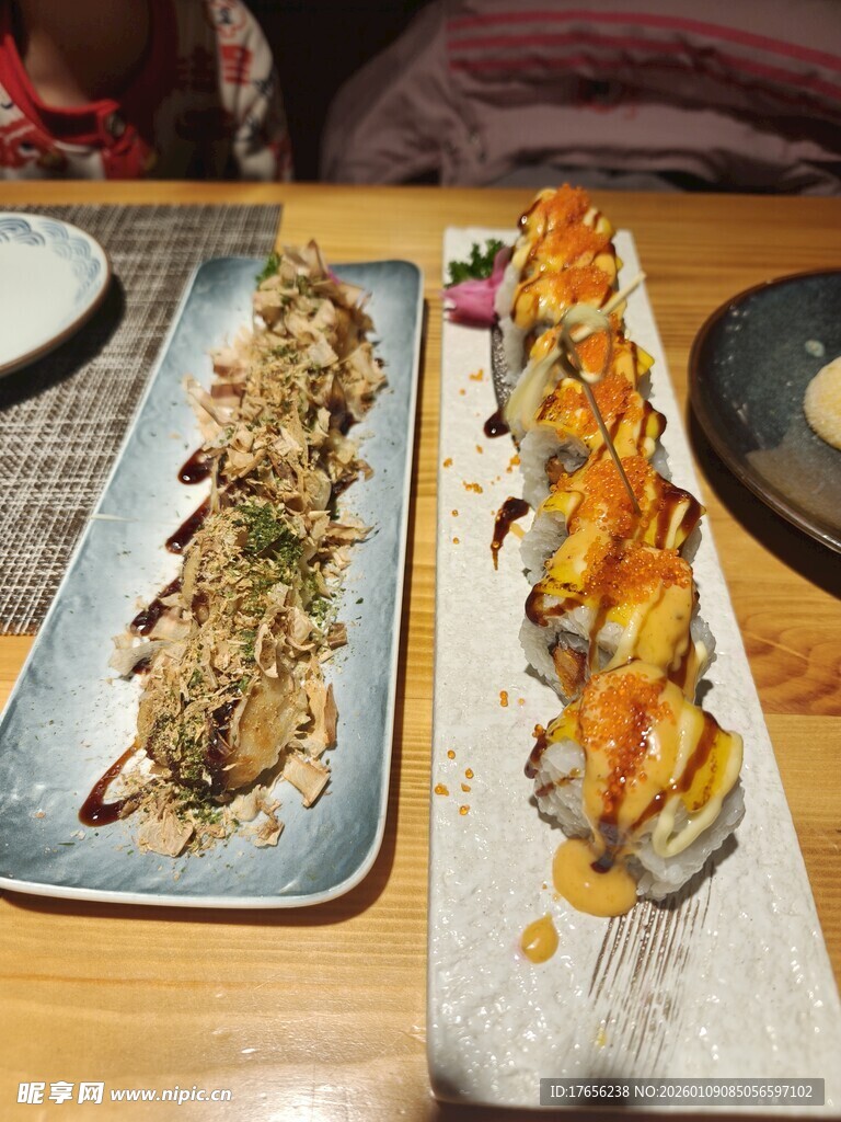 美味多样寿司拼盘展示