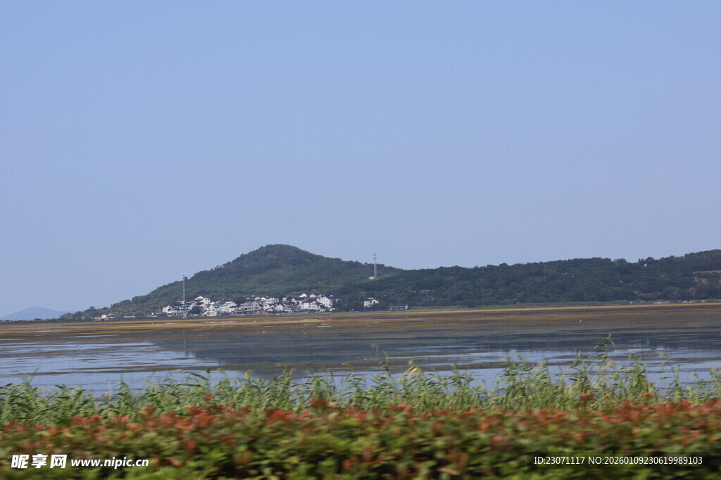 湖畔青山景