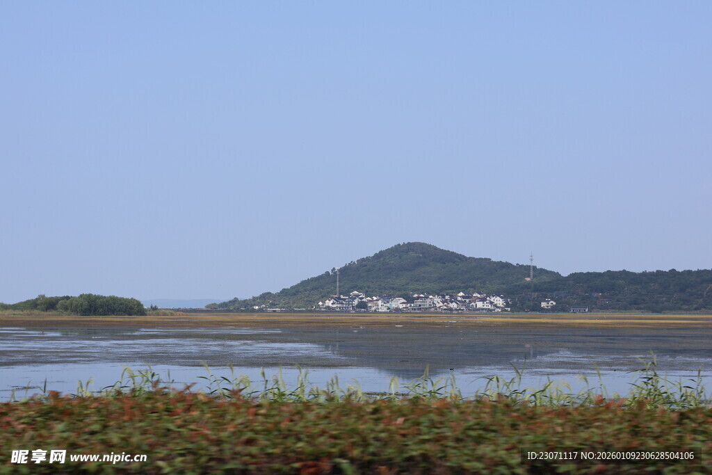 湖畔远山风景