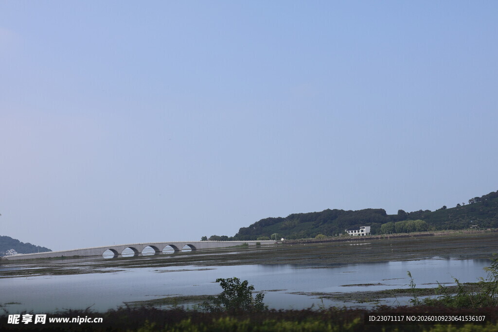 河畔桥梁风景