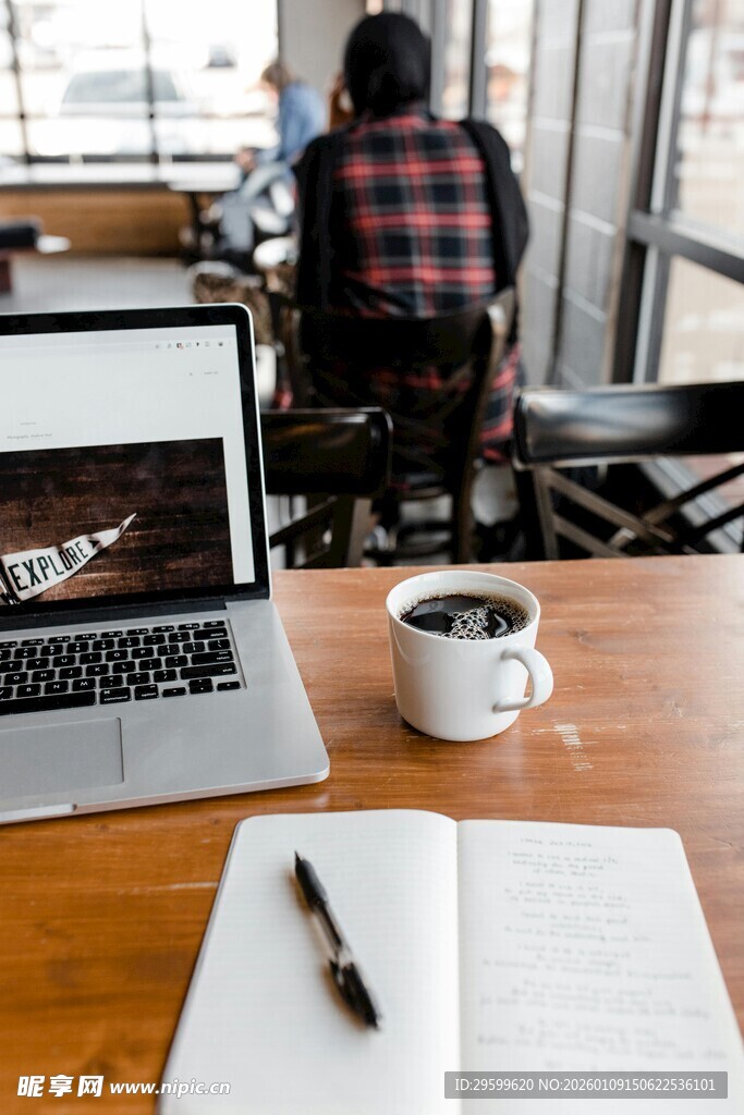 办公桌上的工作与休闲时刻