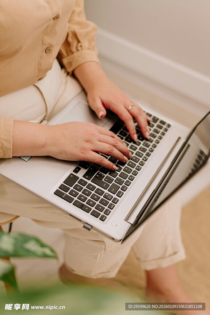 女子居家专注使用笔记本电脑