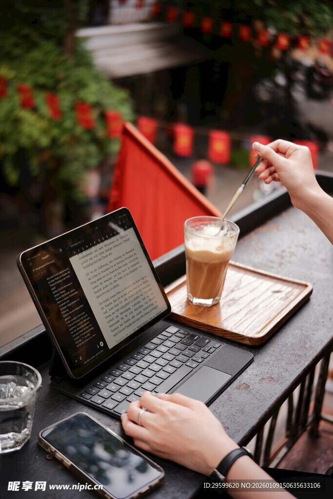 户外桌边用笔记本工作场景