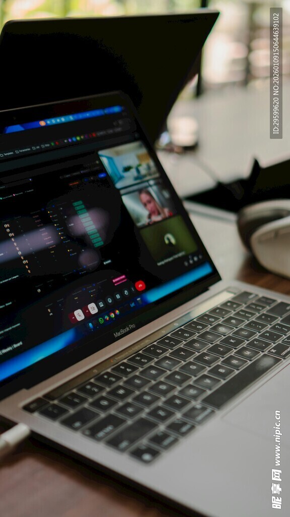 笔记本电脑显示多彩界面