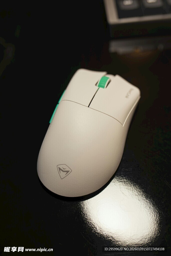 白色无线鼠标特写