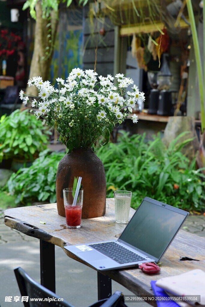 户外惬意办公场景