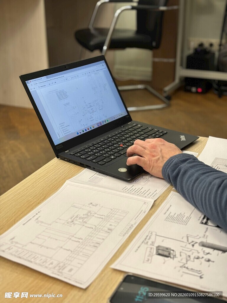 办公场景中的电脑操作画面