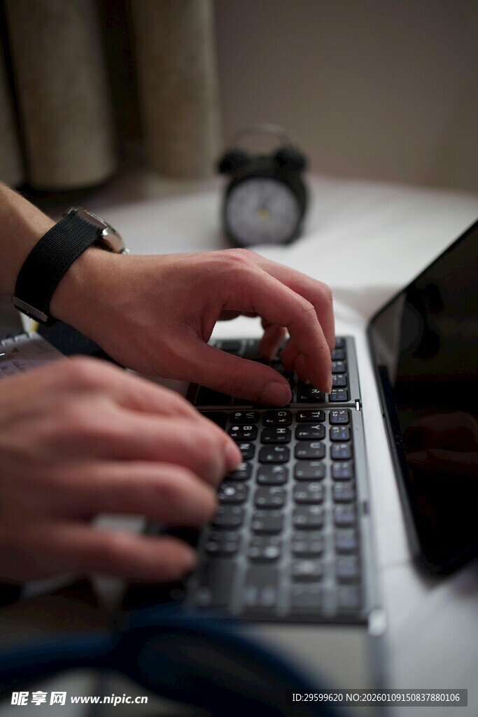 双手快速敲击笔记本键盘