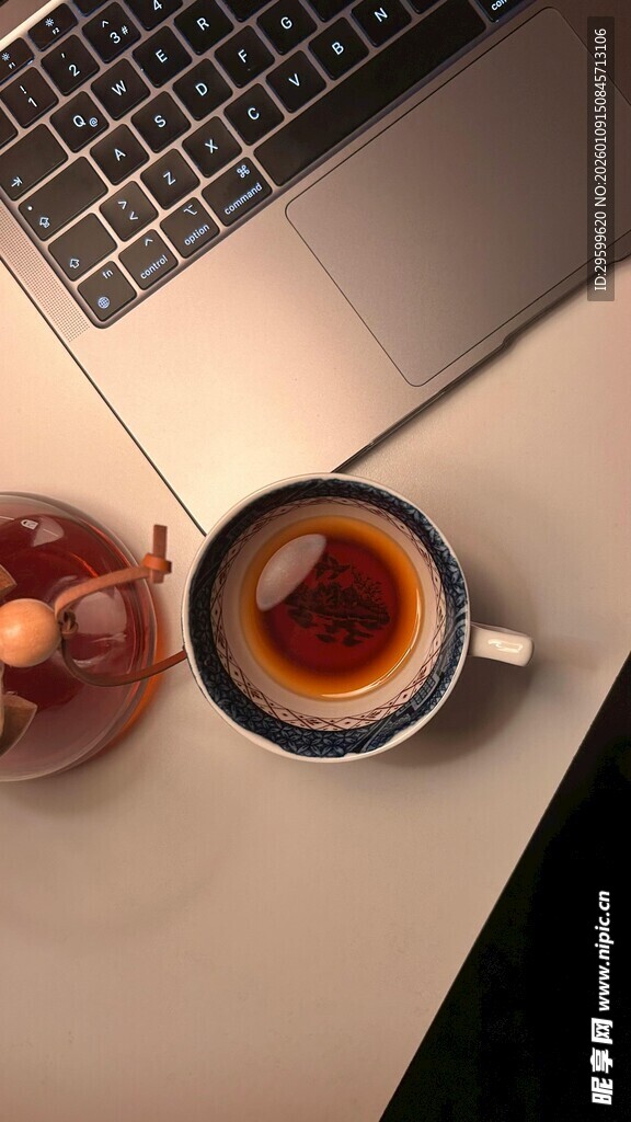 桌上咖啡与笔记本电脑