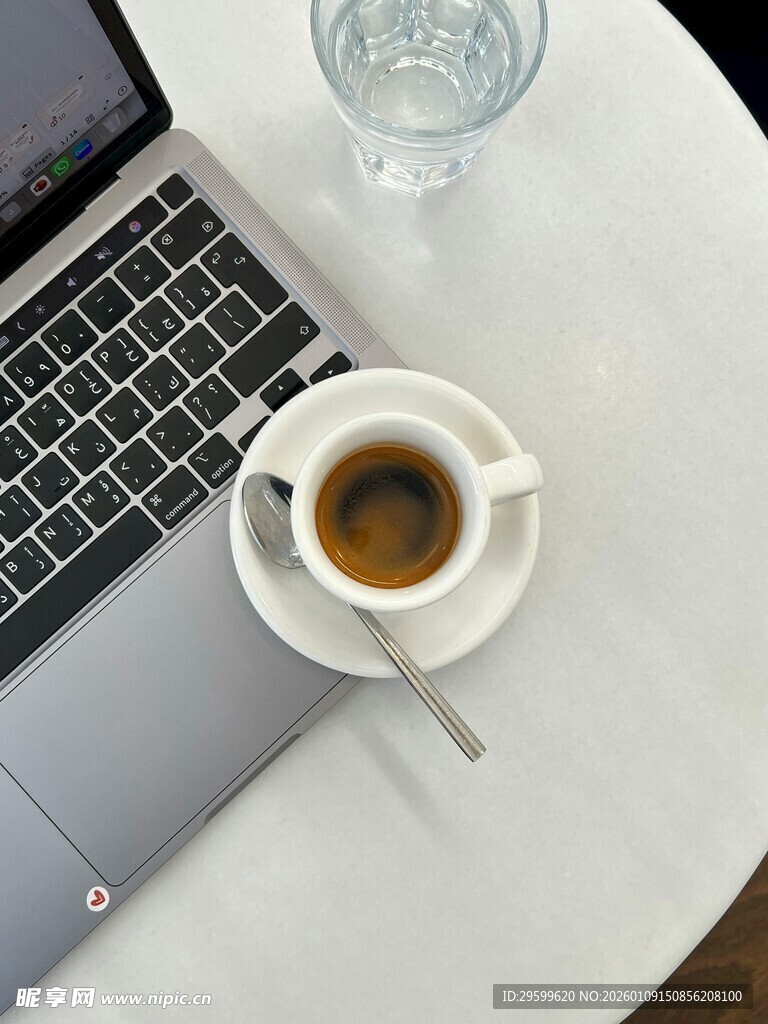 桌上的咖啡与笔记本电脑