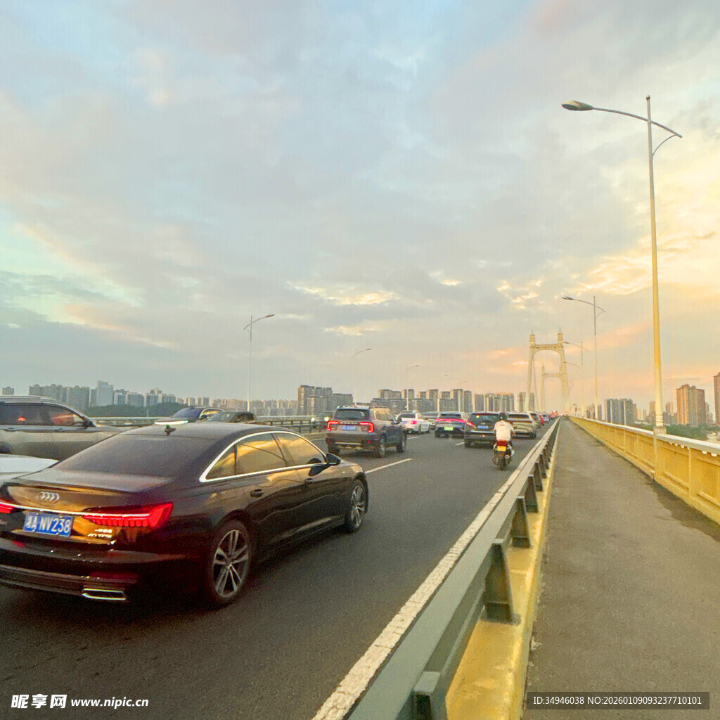 城市道路上的行驶车辆