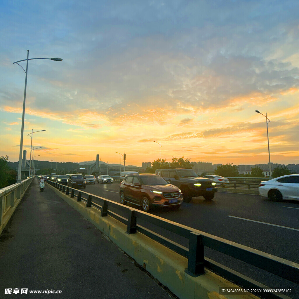 黄昏时分的城市道路景观