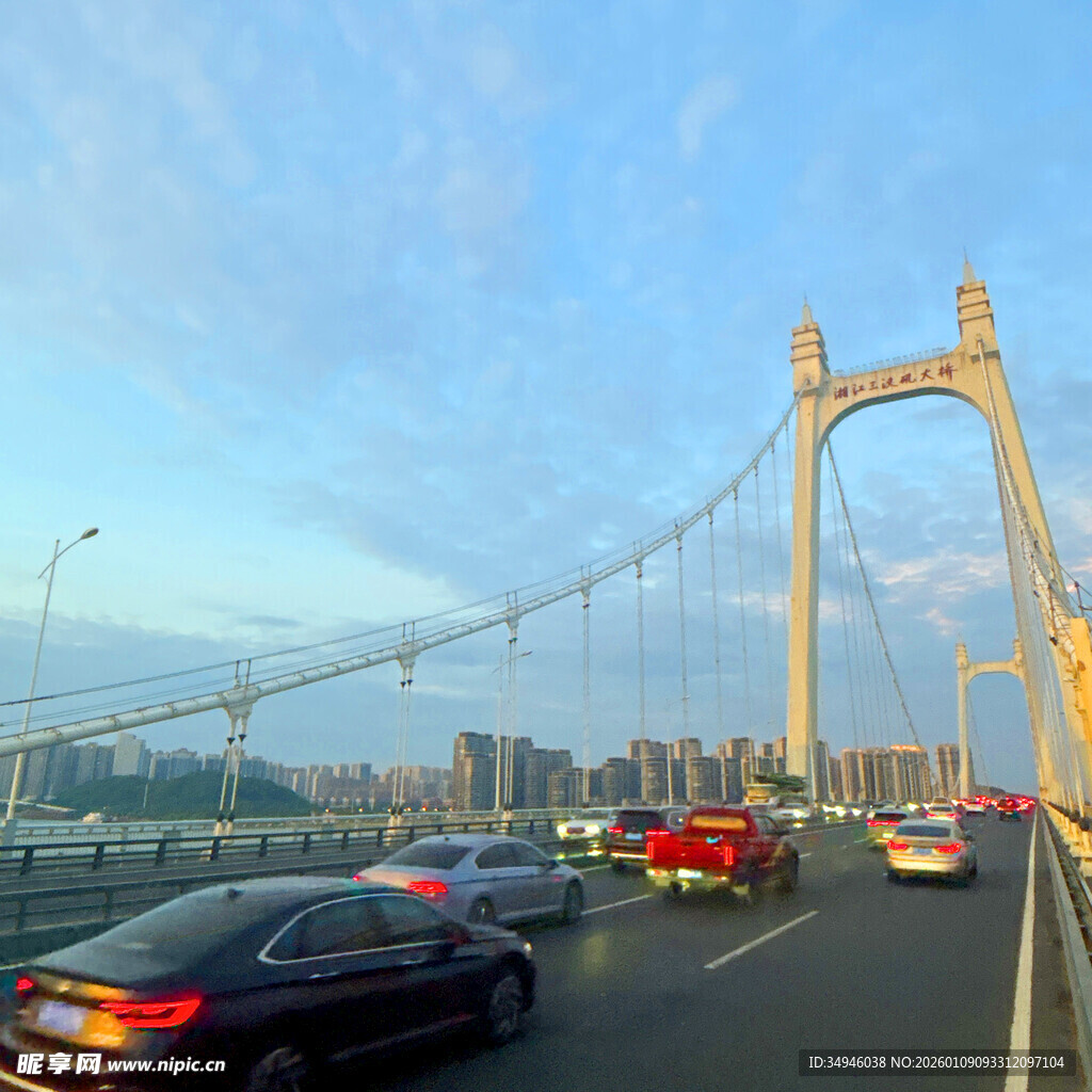 城市桥梁上的繁忙车流