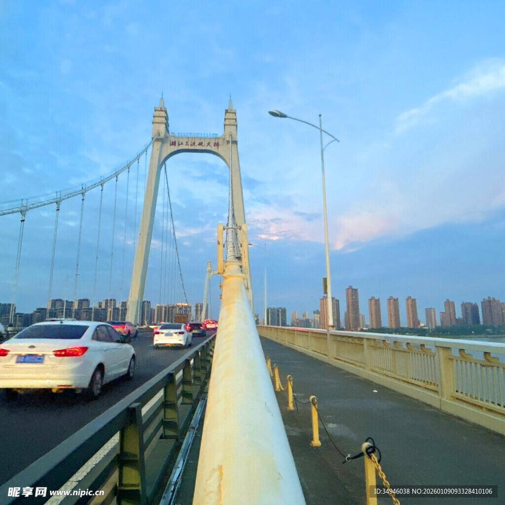 城市桥梁上的繁忙交通景象