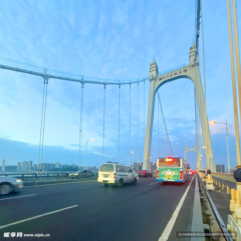 大桥上行驶的多辆车辆