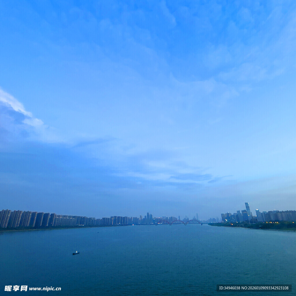 城市湖畔蓝天美景