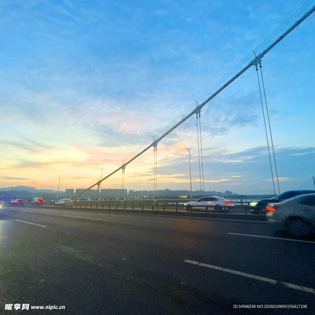 黄昏下公路上行驶的车辆