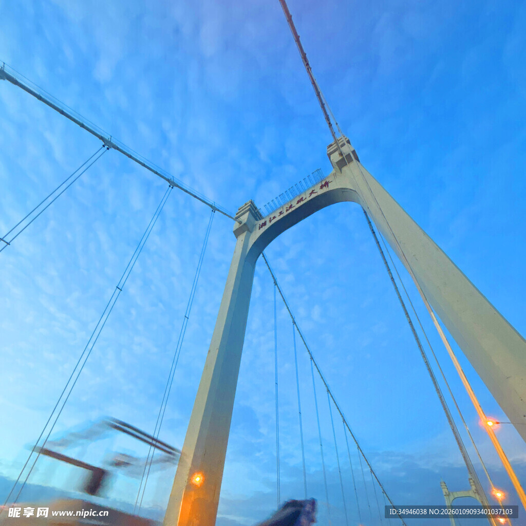 黄昏下的现代桥梁景观