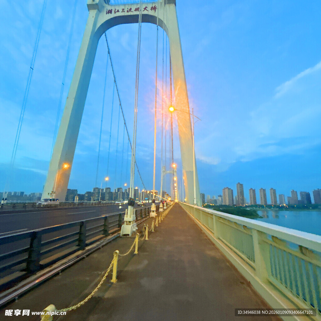 城市大桥黄昏美景