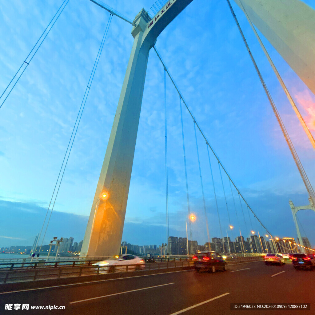 城市大桥夜景车流画面