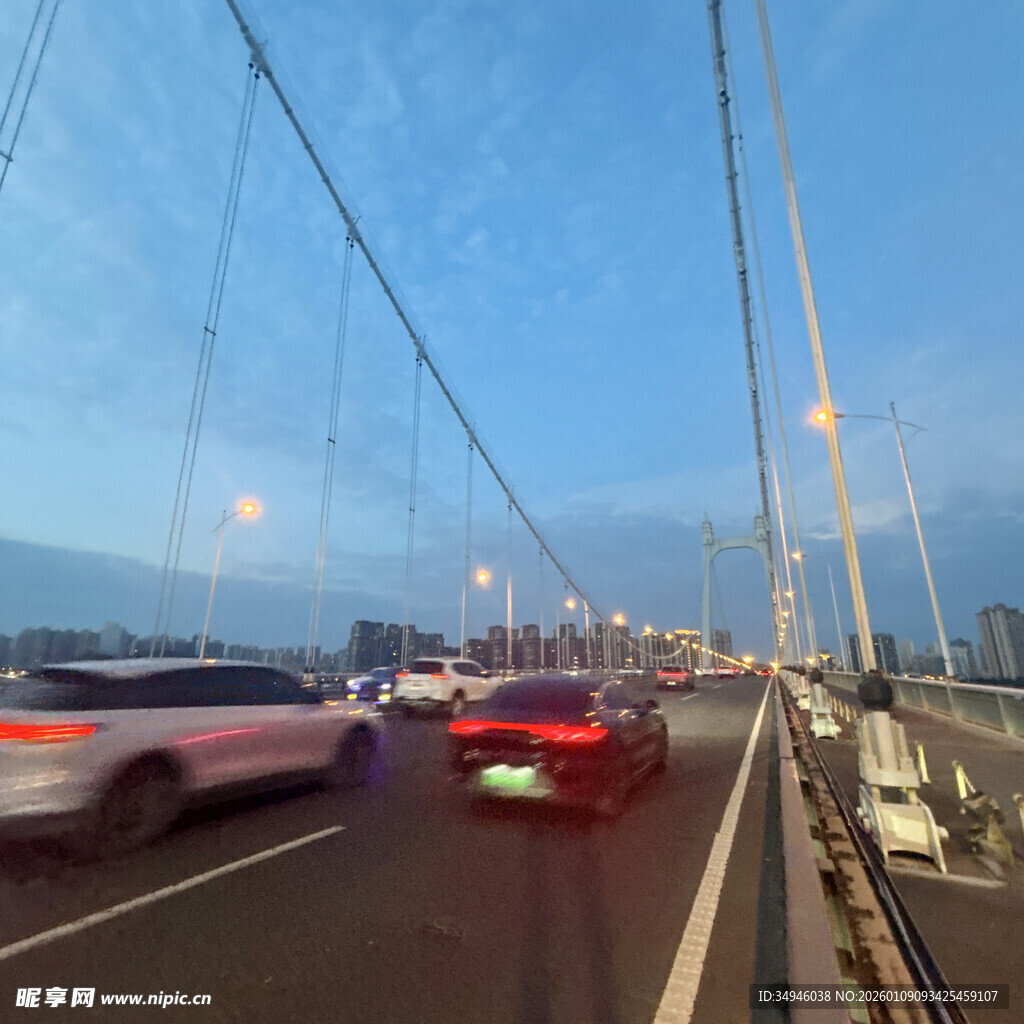 桥上车辆行驶的黄昏景象