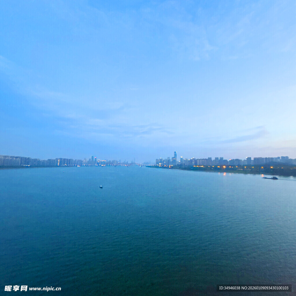 宁静湖面与远处城市天际线