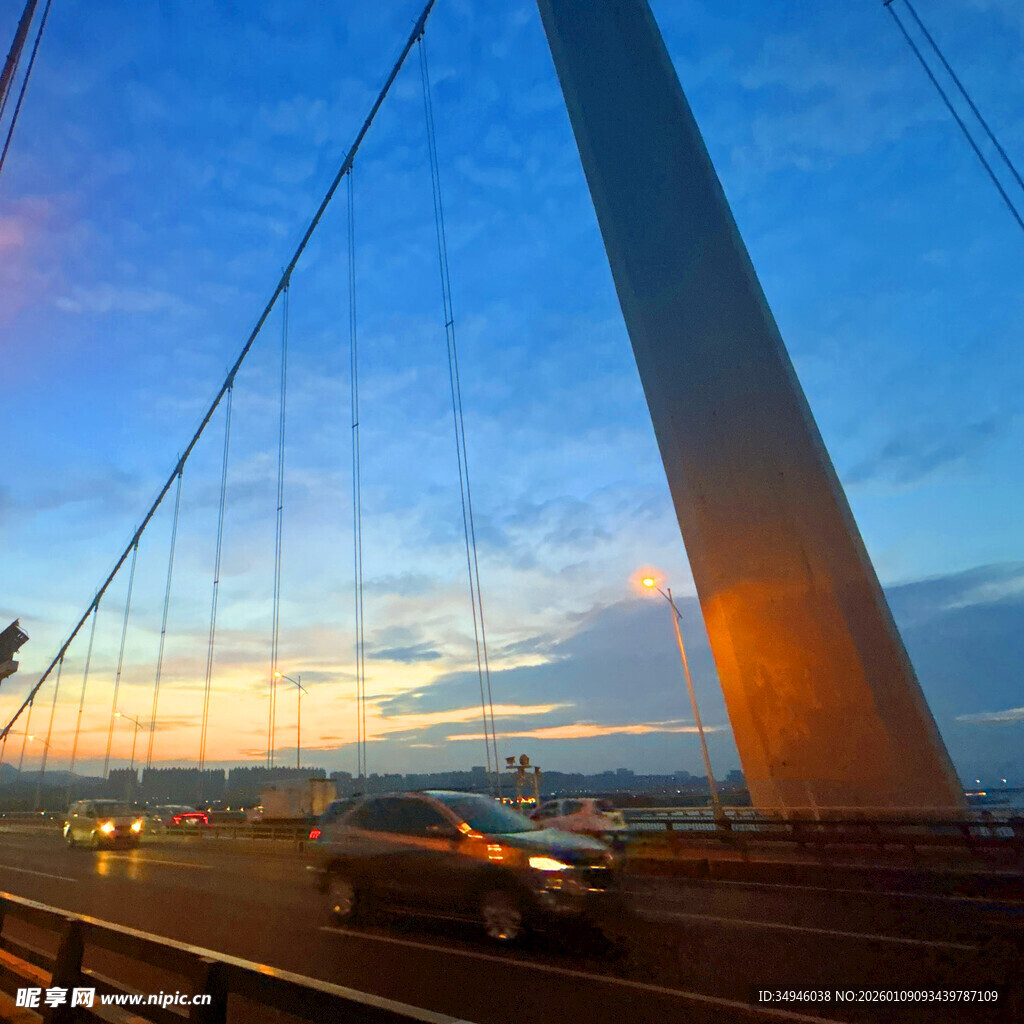 黄昏下桥上行驶的车辆