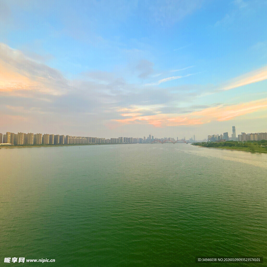 河畔城市天际线美丽风光