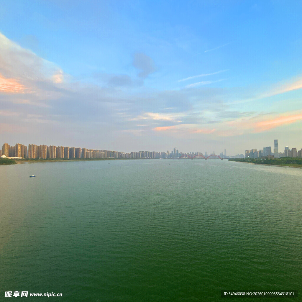 湖畔城市黄昏美景