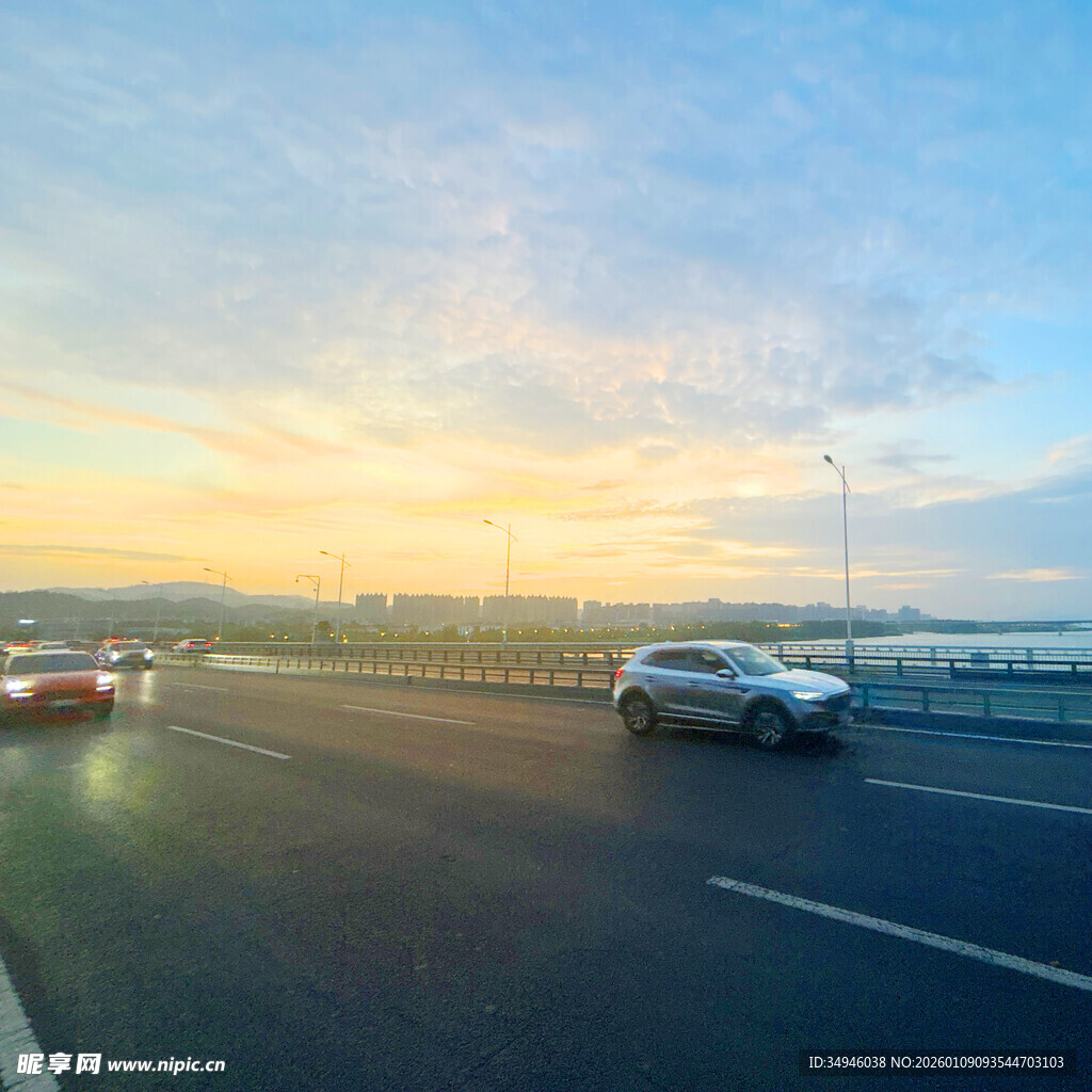 夕阳下公路上行驶的车辆