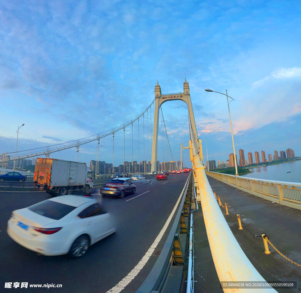 夕阳下桥上行驶的车辆