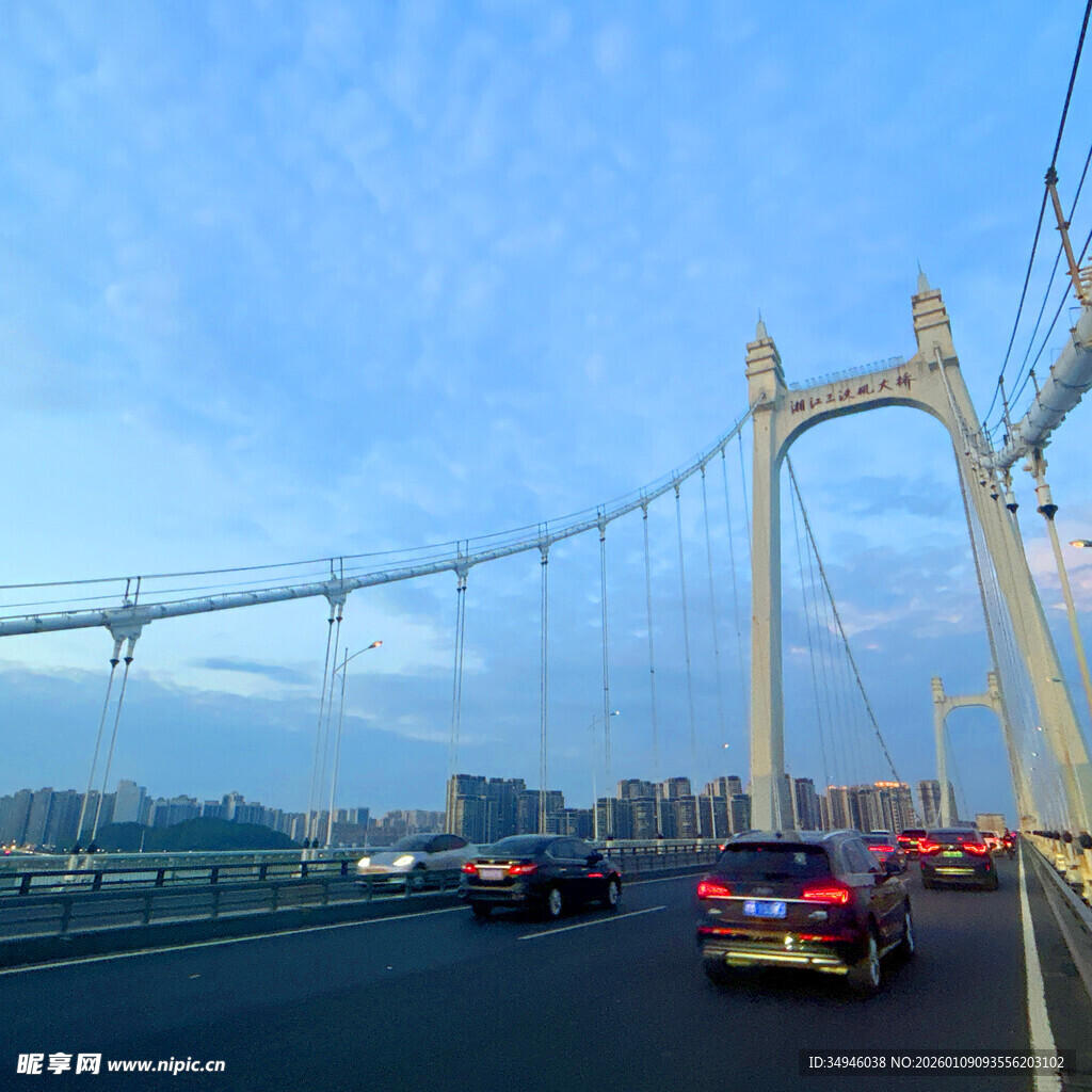 城市大桥上行驶的车辆