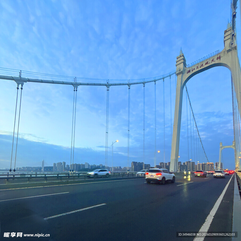 跨海大桥上的行驶车辆