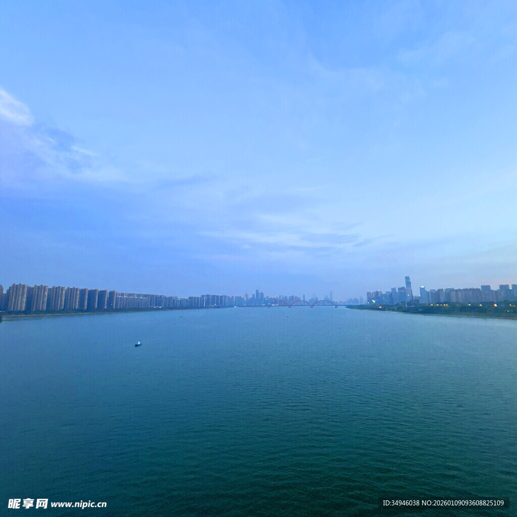 广阔水域与远处城市景观