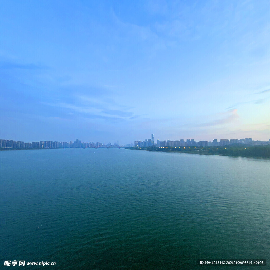 宁静湖畔的美丽天际线